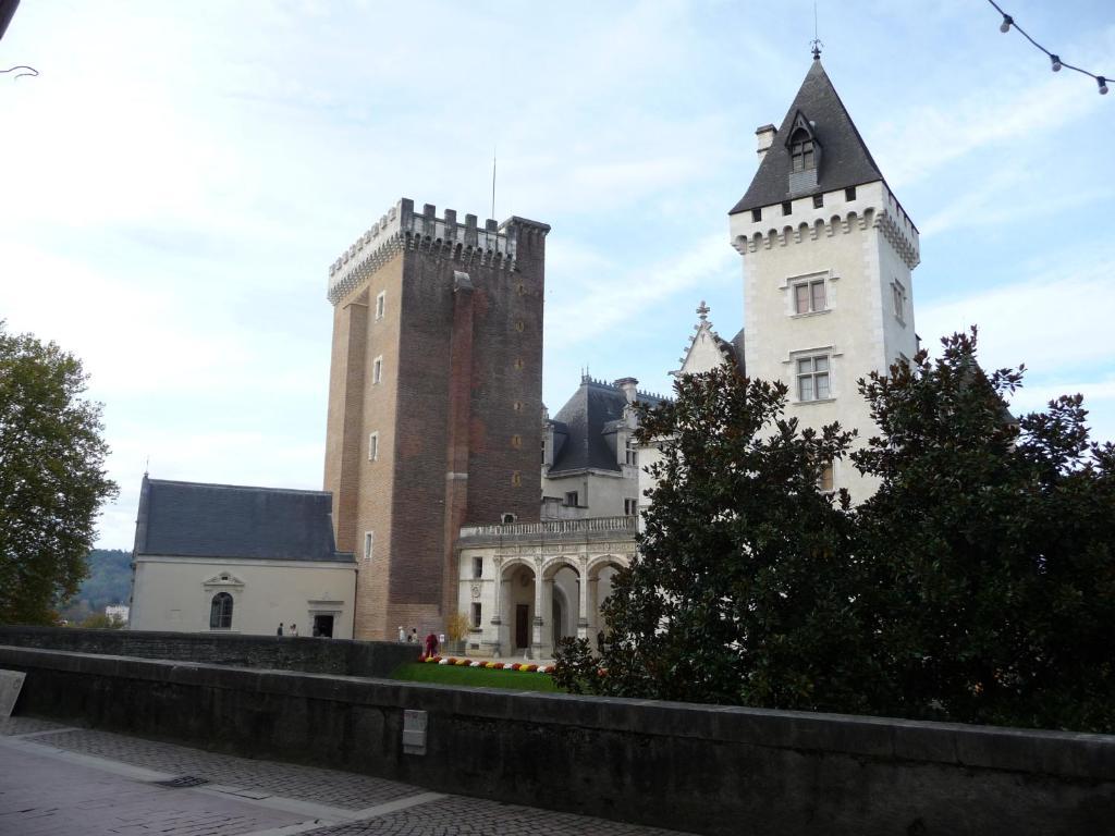 Hotel Le Postillon Pau Exterior photo